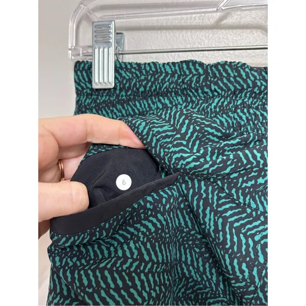 Lululemon Spring Break Away Shorts II in Hunter Green Mini Trax - Size 6 - Image 6