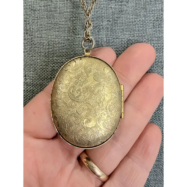 Vintage Fragonard Courting Couple Locket Necklace Oval Glass Engraved‎ Back - Image 7