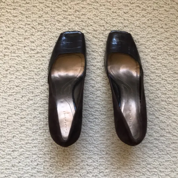 Tahari Brown Suede and patent heels. Sz 7. BNWOT. - Image 5