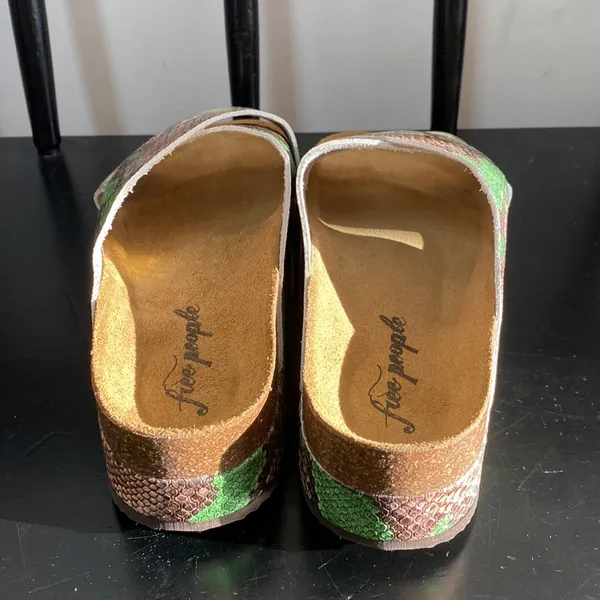 Sidelines Flatform Sandals - Image 9