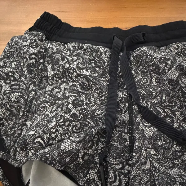 Lululemon Athletica Lace Print Running Shorts‎ Black White Mesh Trim Size 10 Reg - Image 2