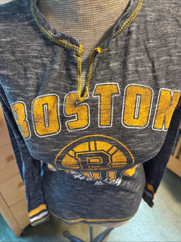 Boston Bruins Majestic V-Neck Gray & Gold Long-Sleeve Hockey Shirt - Image 6