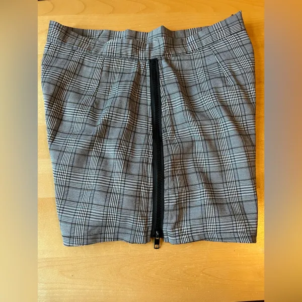 NWT LF plaid zip side shorts - Image 5