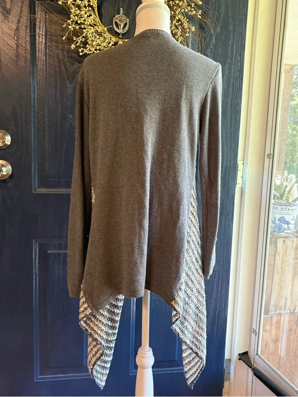 BKE Draped Open-Front Cardigan in Gray with Multicolor Accents - Image 4