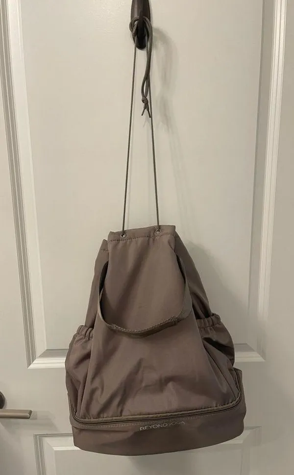 Beyond Yoga NWT gym bag drawstring in birch - Image 7