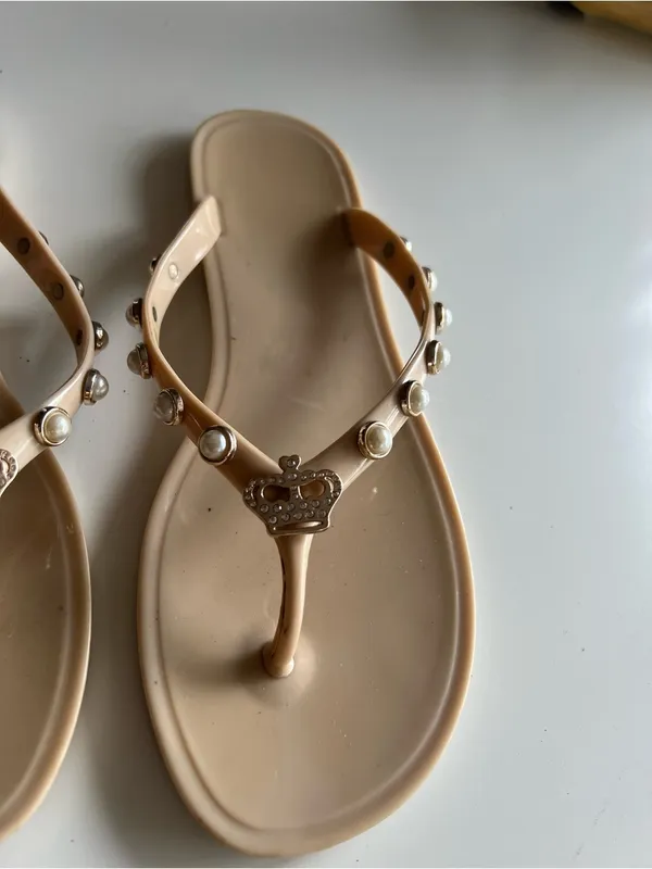 Juicy Couture Rhea Flip Flops Rubber Beige Pearl Straps Rhinestone Crown 39‎ - Image 3