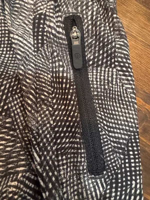 Lululemon Tracker Shorts 4" V - Image 2