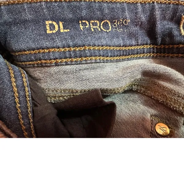 DL1961 Classic Medium Wash Skinny Jeans Casual Everyday Denim‎ - Image 7