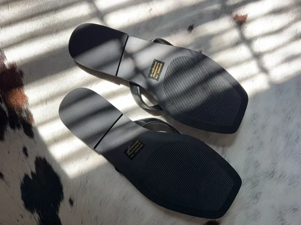 Steve Madden Sandals Black Leather Flip Flops Studded - Image 2