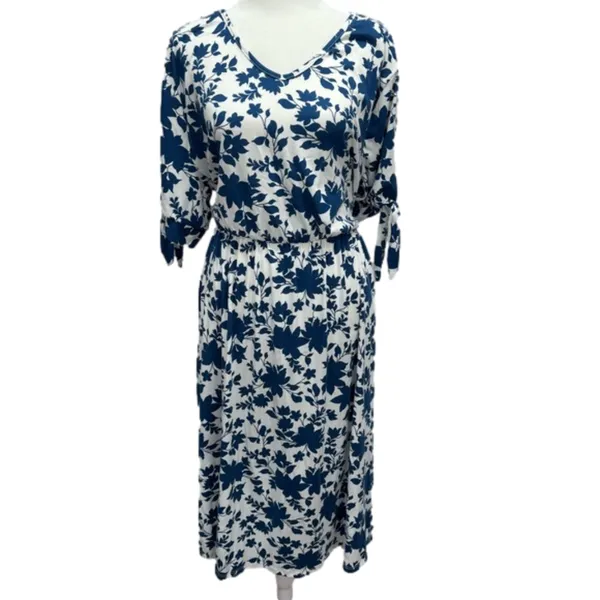 Navy and White Floral Knit V Neck Short Sleeve Dress by Acting Pro Size 1X - Image 9
