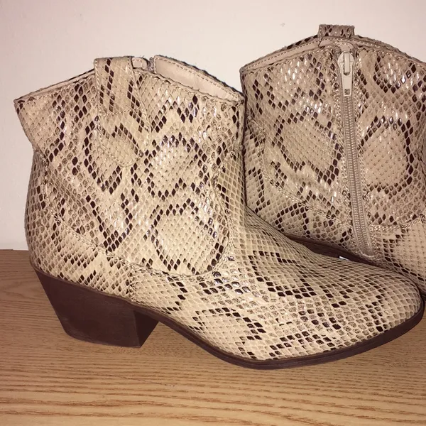 True Craft Sexy Snakeskin 2” Heel Booties Size 8M - Image 4
