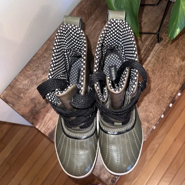 Sorel Out N About Olive Green Leather Duck Waterproof Boots Size Women's 9‎ EUC - Image 5