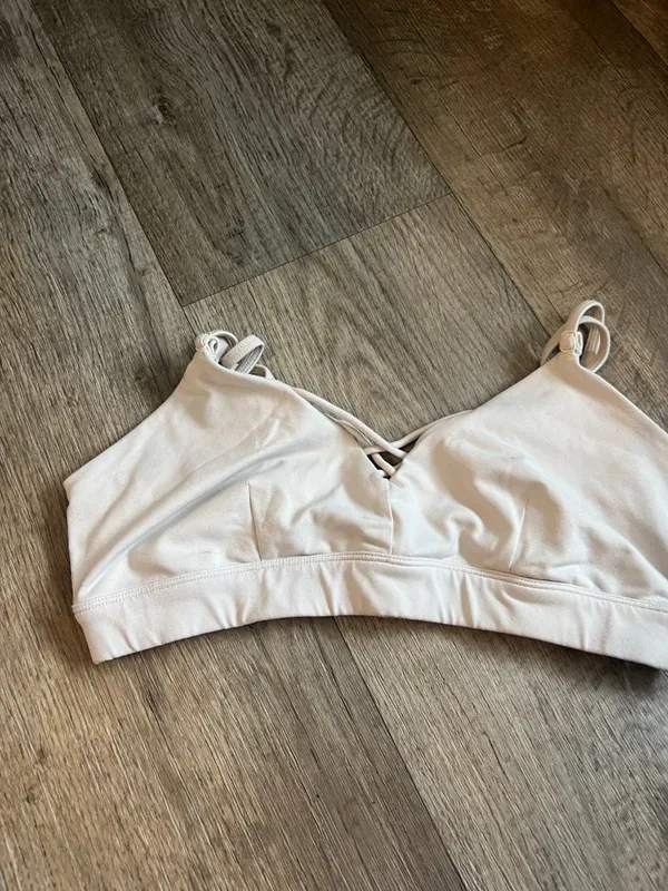 Alo yoga sports bra size M - Image 4