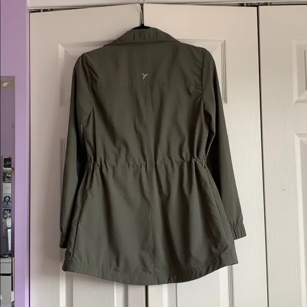 Lightweight athletic jacket in olive green - Image 5