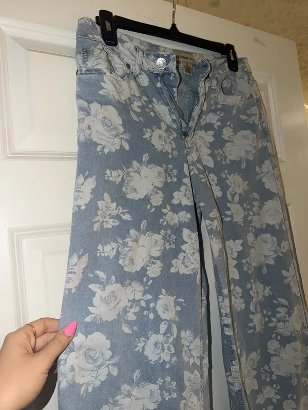 Madden Girl Floral Jeans - Image 4
