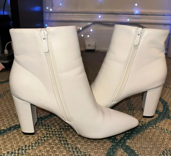 White Chunky Heel Boots Size 9 - Image 3
