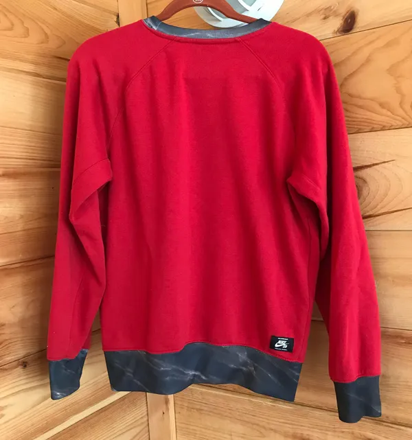 Nike ESSENTIAL RED/BLACK  GRAPHIC SWEATSHIRT PULLOVER - Image 4