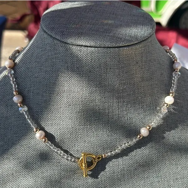 Handmade Elegant Freshwater Pearl and Gold tone Pendant Necklace - Image 3