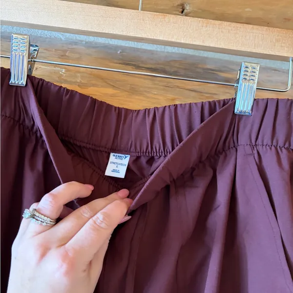 Old Navy Stretch Tech Maroon Pants size Large - Image 4