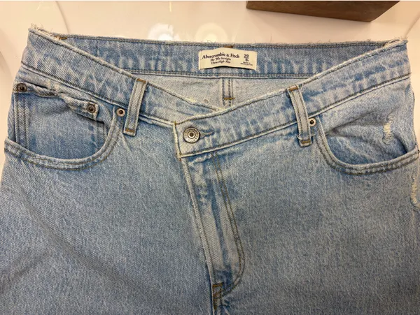 Abercrombie 90s Straight Ultra High-Rise Jeans - Image 4