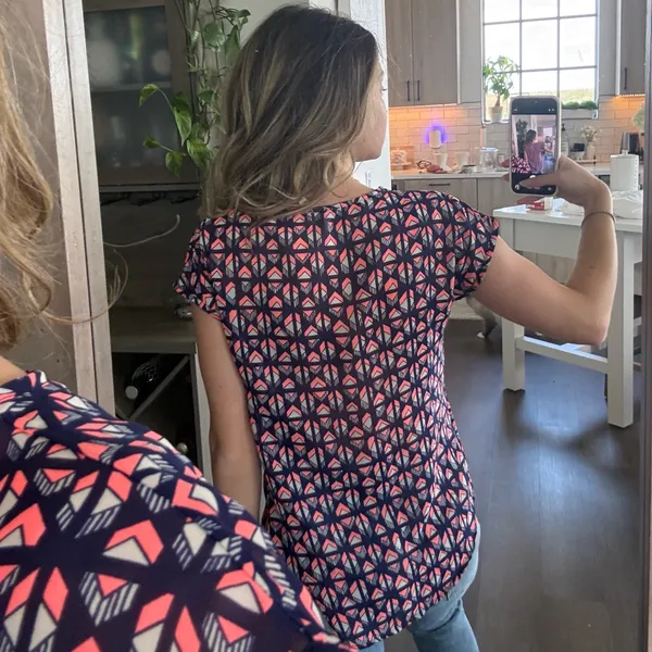 Live 4 Truth Navy/Coral Geometric Blouse (Size Small) - Image 3