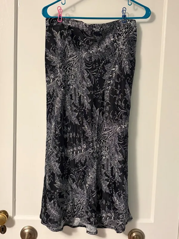 Anthropologie bias satin midi skirt black white paisley floral size 8 bohemian - Image 2