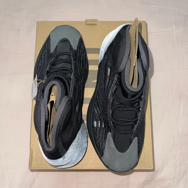 Yeezy Authentic   QNTM With Original Box - Image 5