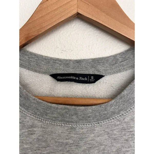 Abercrombie & Fitch Women's Gray Cropped Sweatshirt Floral Embroidery Small - Image 7