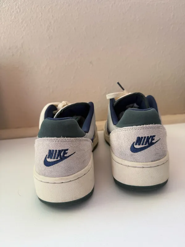Nike Low-Top Sneakers - Image 3