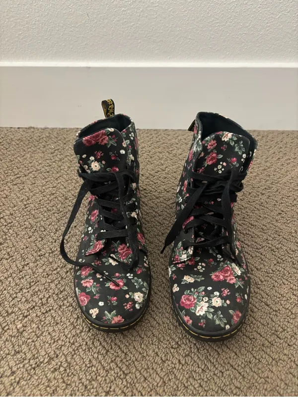 Dr. Martens Hackney 7-Eye Canvas Boot in Black Vintage Rose - Image 2