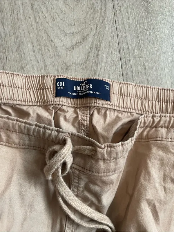 Hollister Men's Light Beige Drawstring Joggers - Image 2