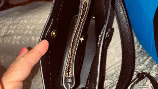 Source Unknown BLACK PEBBLED FAUX LEATHER HANDBAG/CROSSBODY T DESIGN GOLD TONED HARDWARE - Image 11