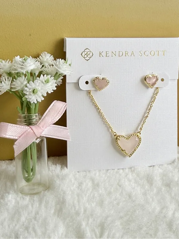 Kendra Scott Ari Heart Gold Pendant Necklace and Earrings in Rose Quartz - Image 2