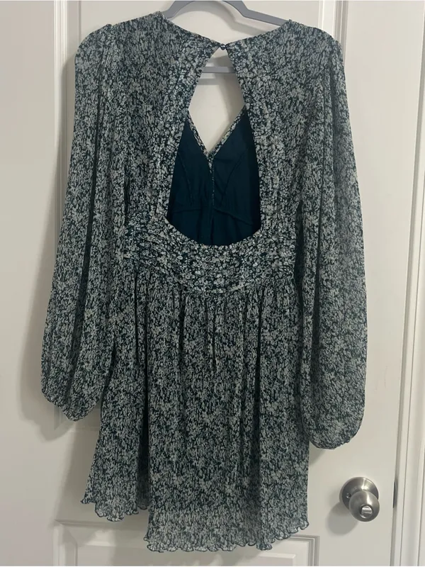 Abercrombie & Fitch Black and White Floral V-Neck Long Sleeve Mini Dress - Image 3
