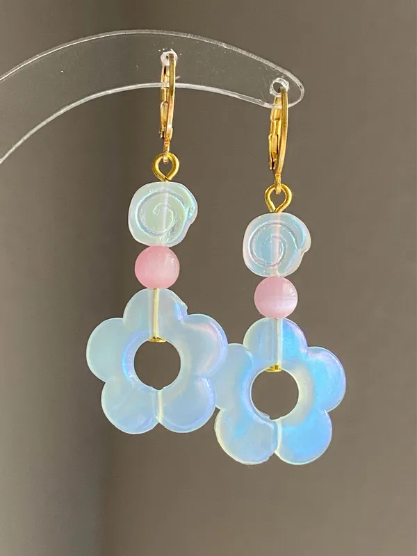 Handmade cute flower & Czech glass swirl beads dangle earrings 💐🌀🩵 - Image 4