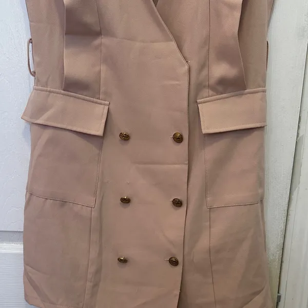 Pretty Little Thing NUDE SLEEVELESS GOLD BUTTON DETAIL BLAZER DRESS - Image 5