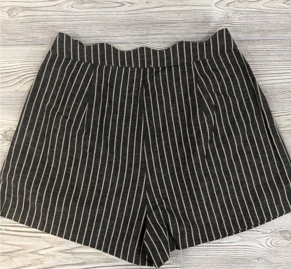Le Lis Scalloped Striped Shorts Sz M - Image 5