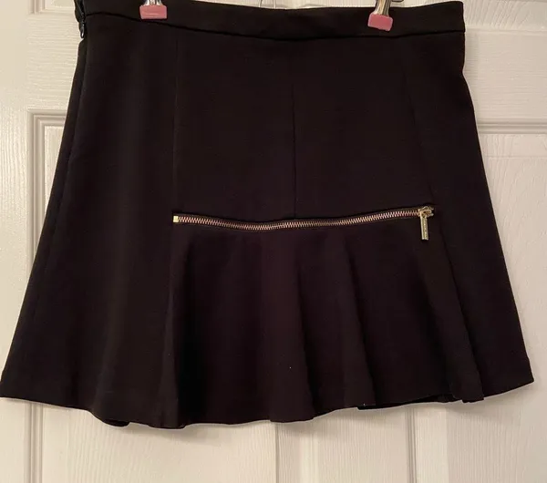 Michael Black mini skirt with gold zipper in front & back size 8 - Image 6