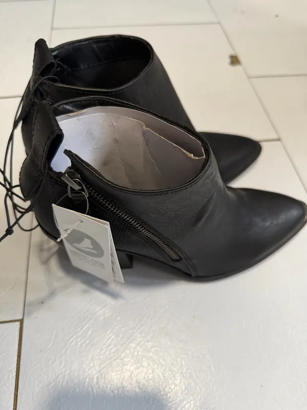 Universal Thread Black Pointed-Toe Ankle Boots, Size 6.5 — New with Tags - Image 3
