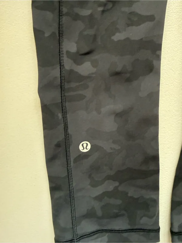 lululemon athletica‎ Black Camo High-Rise Crop Leggings Size 4 - Image 4