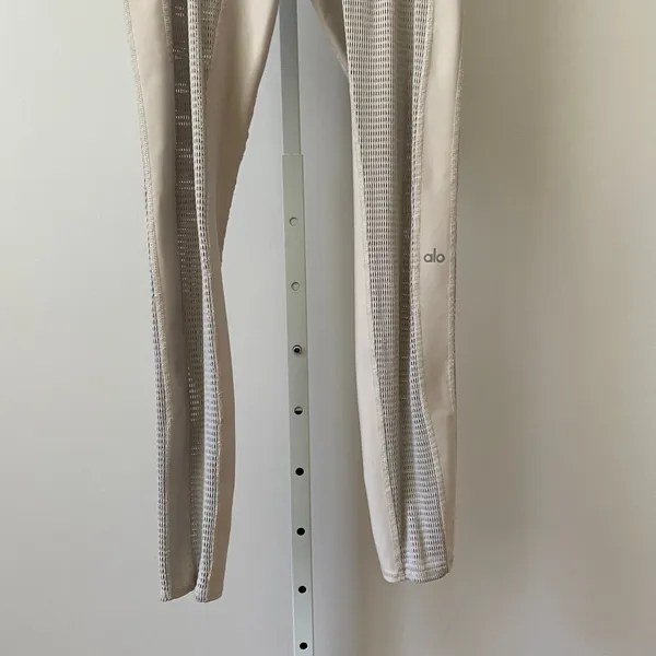 Alo Yoga Sporty Chic Yoga Pilates Mesh‎ Panel Leggings Medium Beige - Image 3