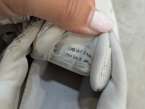 On Cloudflyer 4 Running Sneakers Size 7.5 Pink - Image 7