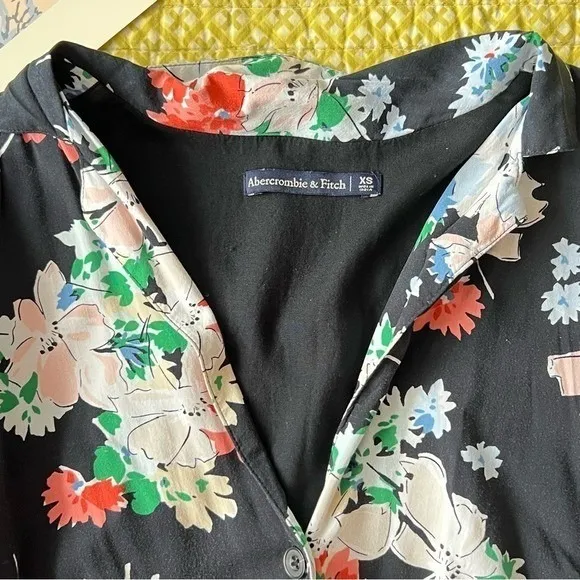 Abercrombie &‎ Fitch Black Floral Button Front Tie Waist Romper XS Short Sleeve - Image 3
