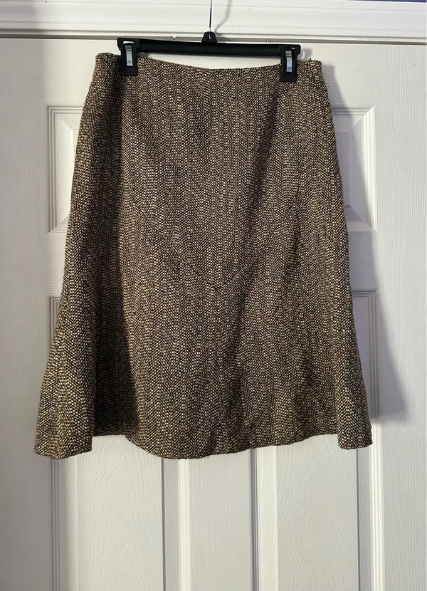 Oscar de la Renta Tweed Jacket & Skirt Set are a size 6. - Image 7