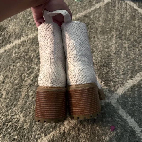Stylish White Lace-Up Ankle Boots - Image 3