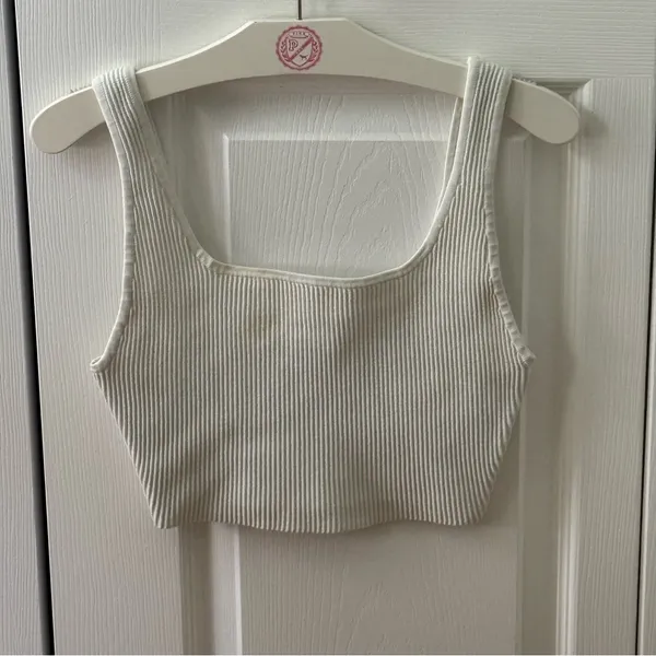 Aritzia Babaton Sculpt Knit White Crop Top - Image 2