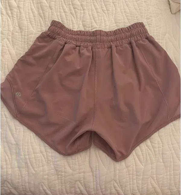lululemon hotty hot shorts 4’ - Image 2