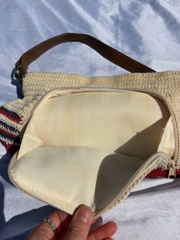 Woven tan red and blue purse - Image 8