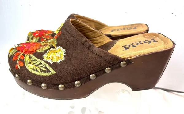 Mudd 8 Y2K Desert Bloom Embroidered Suede Wooden Clogs Brown Floral - Image 2