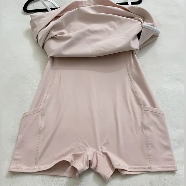 ALO Yoga NWT Airbrush Streamlined Dress Pink Quartz White Size S - Image 9